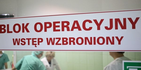 625 lekarzy zarabia ponad 100 tys. zł brutto miesięcznie — głównie na kontraktach