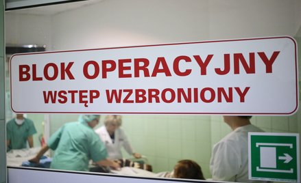Mediana zarobków lekarzy to 25,6 tys. na kontrakcie, 23,7 tys. na etacie.