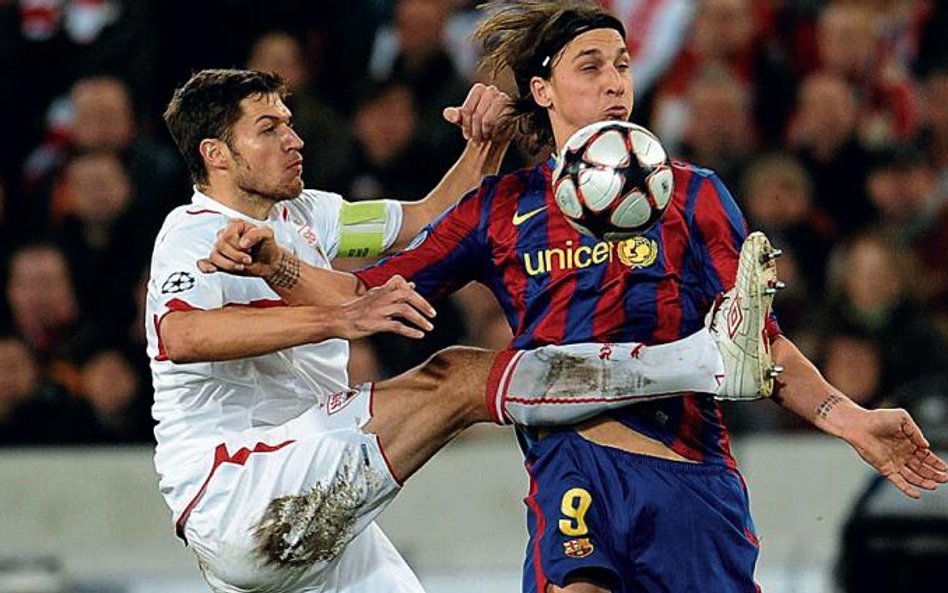 Gol Zlatana Ibrahimovica (z prawej) dał Barcelonie remis. Z lewej: Matthieu Delpierre (fot: AFP/TORS