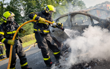 Ryzyko zapalenia się samochodu z silnikiem spalinowym jest znacznie większe niż elektrycznego