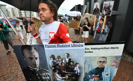 Uczestnik gdańskiego protestu przeciwko usunięciu z Muzeum II Wojny Światowej polskich Bohaterów: św