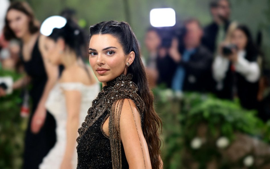 Podczas tegorocznej Met Gali Kendall Jenner zaprezentowała się w sukni Givenchy z 1999 roku zaprojek