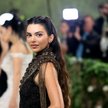 Podczas tegorocznej Met Gali Kendall Jenner zaprezentowała się w sukni Givenchy z 1999 roku zaprojek