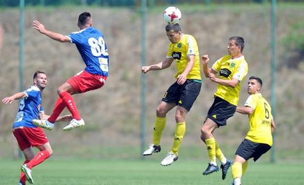 Piłkarze GKS Katowice (w żółto-czarnych strojach) w I lidze spędzili już dekadę. I na tym poziomie r