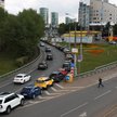 Moskwa, kolejka do stacji benzynowej należącej do Rosnieftu