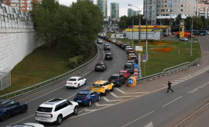 Moskwa, kolejka do stacji benzynowej należącej do Rosnieftu