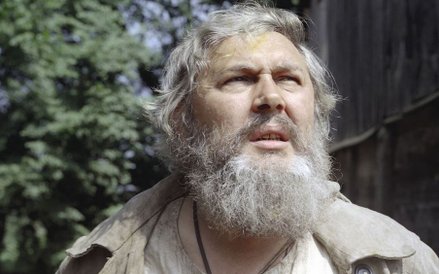 Kadr z filmu „Znachor” (1982) w reż. Jerzego Hoffmana. W tytułowej roli: Jerzy Bińczycki