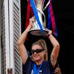 Kapitan drużyny FC Barcelona Femení Alexia Putellas trzyma puchar Ligi Mistrzów UEFA
