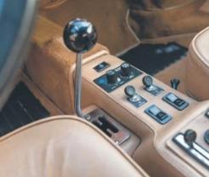 To samochód jeszcze z ery analogowej.