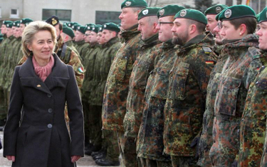 7 lutego, Rukla. Uroczyste powitanie niemieckich żołnierzy na Litwie. Z udziałem minister obrony Nie
