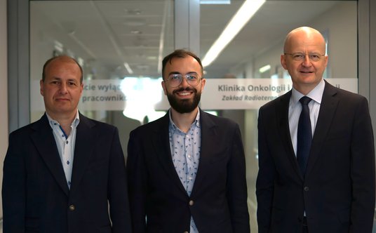 Od lewej: prof. dr hab. n. med. Rafał Dziadziuszko, dr n. med. Bartłomiej Tomasik, dr n. med. Krzysz