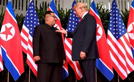 Przywódcy Korei Północnej czekali na tę chwilę od 65 lat. Kim Dzong Un i Donald Trump rozmawiają jak