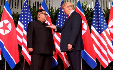 Przywódcy Korei Północnej czekali na tę chwilę od 65 lat. Kim Dzong Un i Donald Trump rozmawiają jak