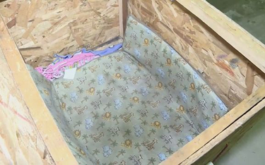 Trzyletnia dziewczynka przetrzymywana w skrzyni