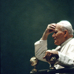 Jan Paweł II przeprosił za krucjaty, które przecież błogosławili dawni papieże. A w encyklice z uzna