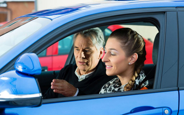 Prawo jazdy: egzaminator może pomagać zdającemu, łapiąc kierownicę