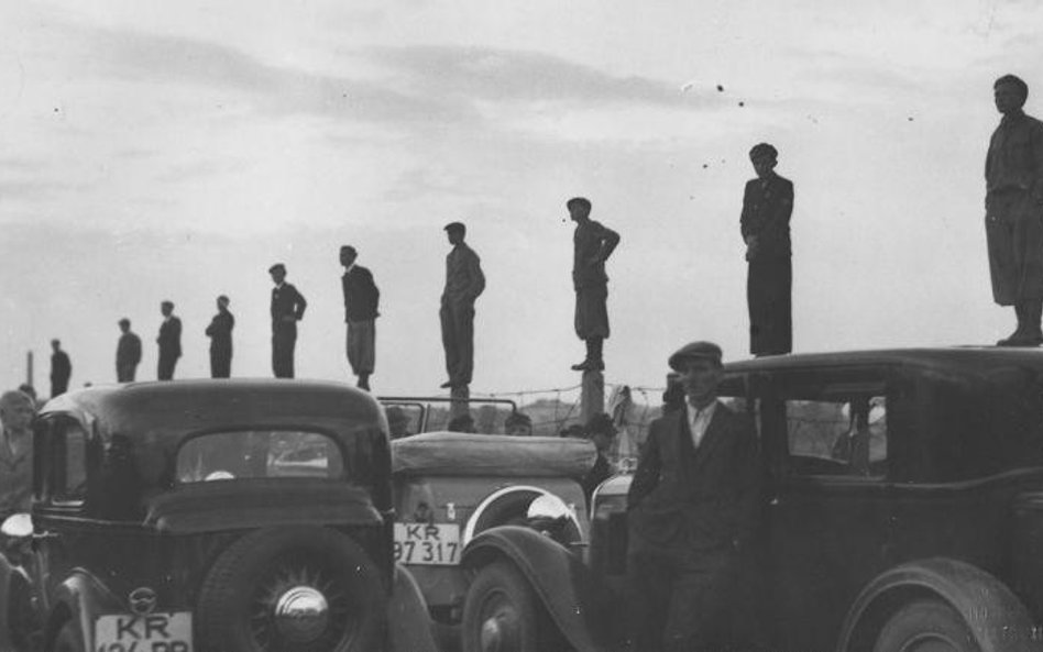 Kibice Wisły na meczu z Chelsea, która w roku 1936 przyjechała do Krakowa na obchody 30-lecia powsta