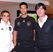 Na pozowanych zdjęciach wszystko wygląda dobrze, od lewej Philipp Lahm, Michael Ballack i trener Joa