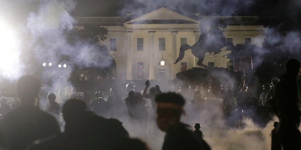 FBI zwalnia swoich agentów. Powodem zdjęcia na kolanach?