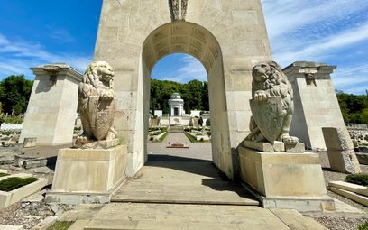 Lwy na Cmentarzu Orląt Lwowskich