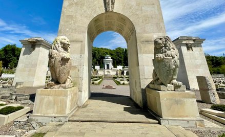 Lwy na Cmentarzu Orląt Lwowskich