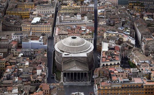 Panteon stoi na dawnym Polu Marsowym