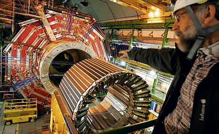 Gigantyczny magnes podczas montażu w LHC