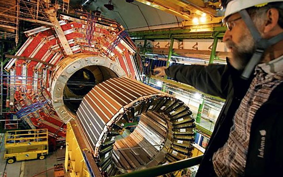 Gigantyczny magnes podczas montażu w LHC