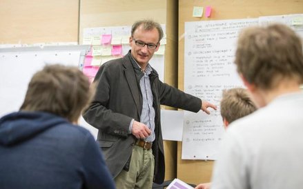 Uczestnicy KrakHack podczas dyskusji z Jackiem Woźniakiem.