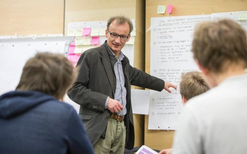 Uczestnicy KrakHack podczas dyskusji z Jackiem Woźniakiem.