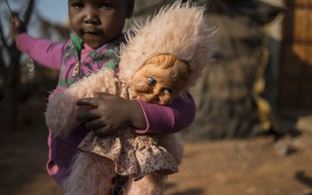 Dziecko trzymające lalkę w miasteczku Simunye 60 km na zachód od Johannesburga.