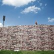Na murawie stadionu powstaje mur, w najwyższym miejscu wzniesie się do 7 metrów
