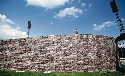Na murawie stadionu powstaje mur, w najwyższym miejscu wzniesie się do 7 metrów