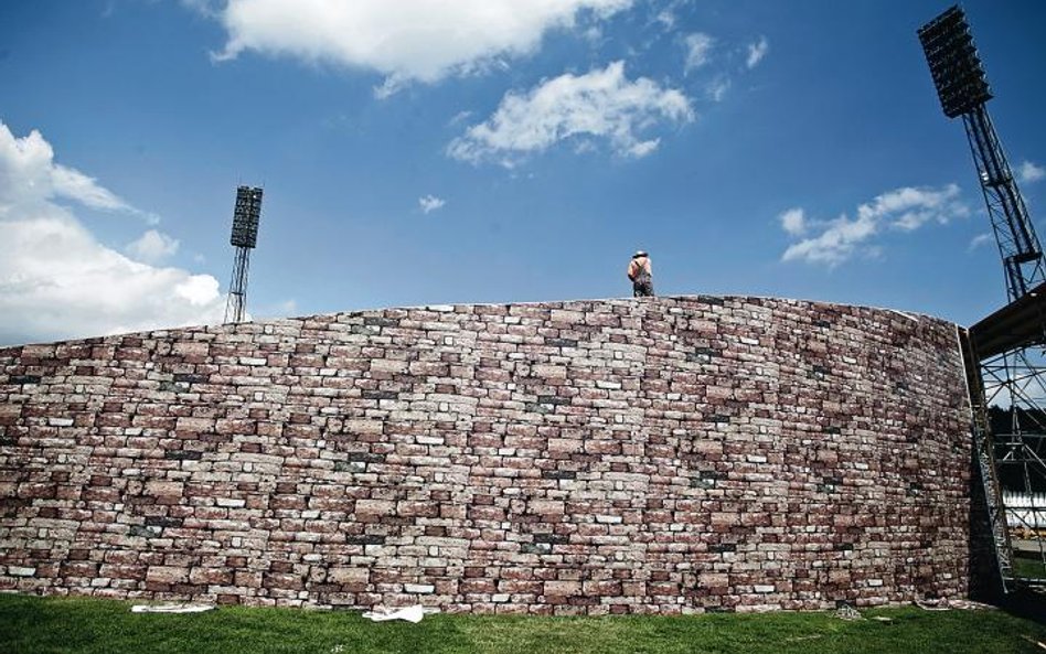 Na murawie stadionu powstaje mur, w najwyższym miejscu wzniesie się do 7 metrów