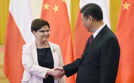 Premier Beata Szydło (L) podczas spotkania z przewodniczącym ChRL Xi Jinpingiem (P) w Pekinie.