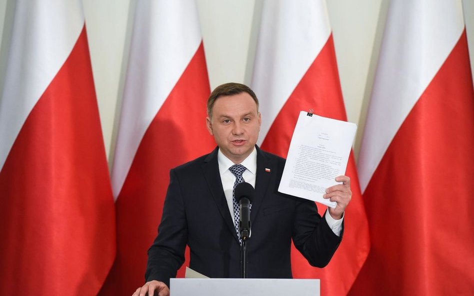 Prezydent Andrzej Duda przedstawiający projekty ustaw o SN i KRS