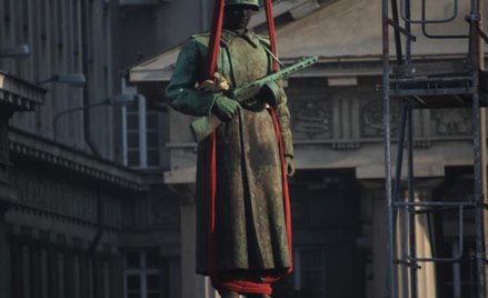 Pomnik „czterech śpiących”, zdemontowany w listopadzie 2011 r., dziś stoi w magazynie