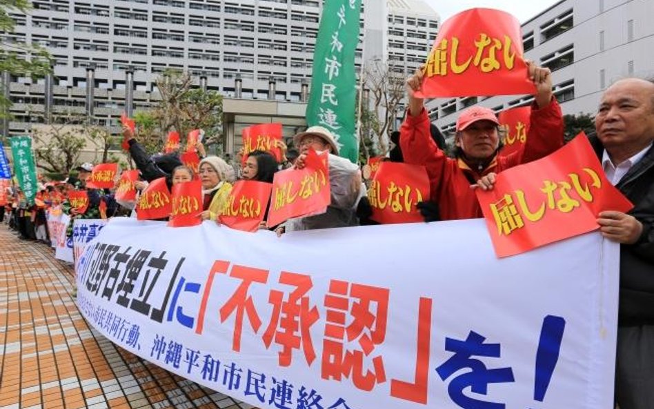 Demonstracja przeciwko obecności Amerykanów na Okinawie