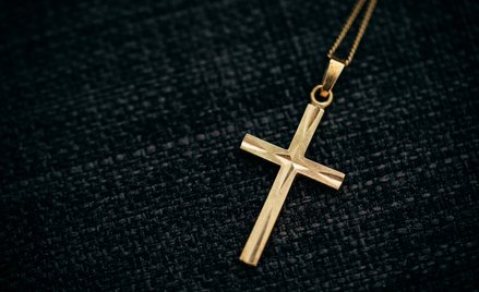 Zakaz noszenia krzyżyka w pracy to dyskryminacja. Zwolniona pielęgniarka wygrała w sądzie