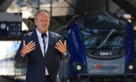 Donald Tusk opowiadał o planach rządu zbudowania najnowocześniejszej sieci kolejowej w Europie na Dw