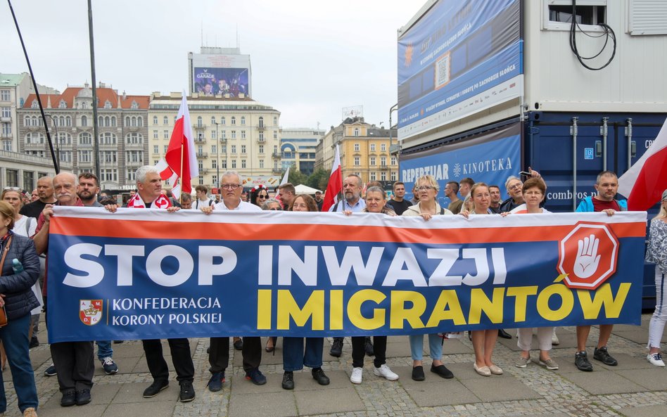 Uczestnicy pikiety antyimigranckiej w Warszawie