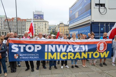 Uczestnicy pikiety antyimigranckiej w Warszawie