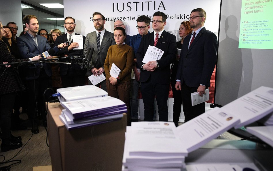 Szef stowarzyszenia "Iustitia" Krystian Markiewicz (3P), sędzia Paweł Juszczyszyn (P), sędzia Jakub 