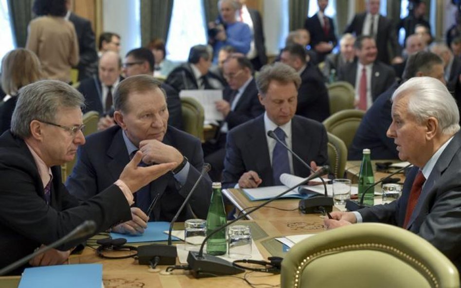 Byli prezydenci Ukrainy Leonid Krawczuk (z prawej) i Leonid Kuczma (drugi z lewej) na posiedzeniu Ko