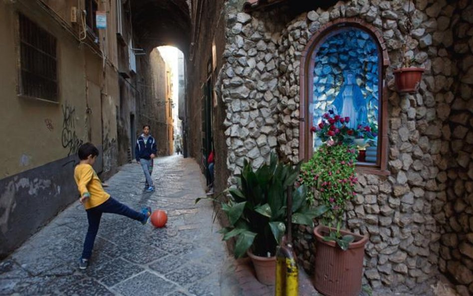 Nikt nie ma za złe gówniarzom, którzy całe lato na placyku obok Teatro di San Carlo walą w piłkę noż