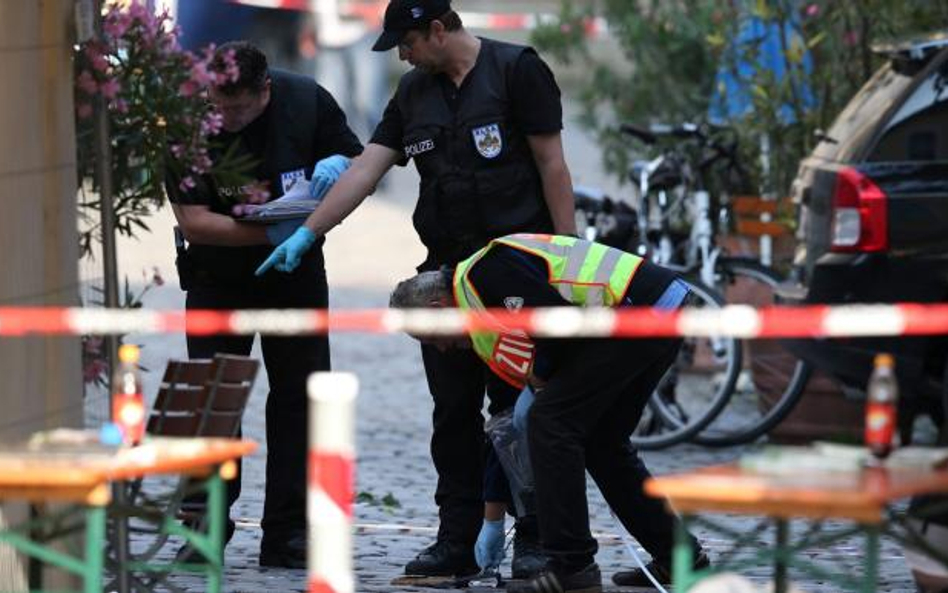 Policja zabezpiecza ślady po niedzielnym samobójczym zamachu imigranta z Syrii w Ansbach