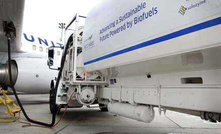 Coraz więcej linii lotniczych przechodzi na biopaliwa