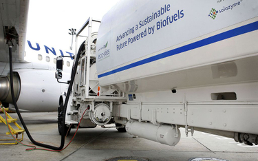 Coraz więcej linii lotniczych przechodzi na biopaliwa