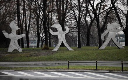 Warszawa, ul. Sanguszki, Park Traugutta. Rzeźba "Rozdroże 2010"