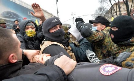 Przepychanki między uczestnikami Euromajdanu i ich przeciwnikami podczas próby rozmontowania bariere